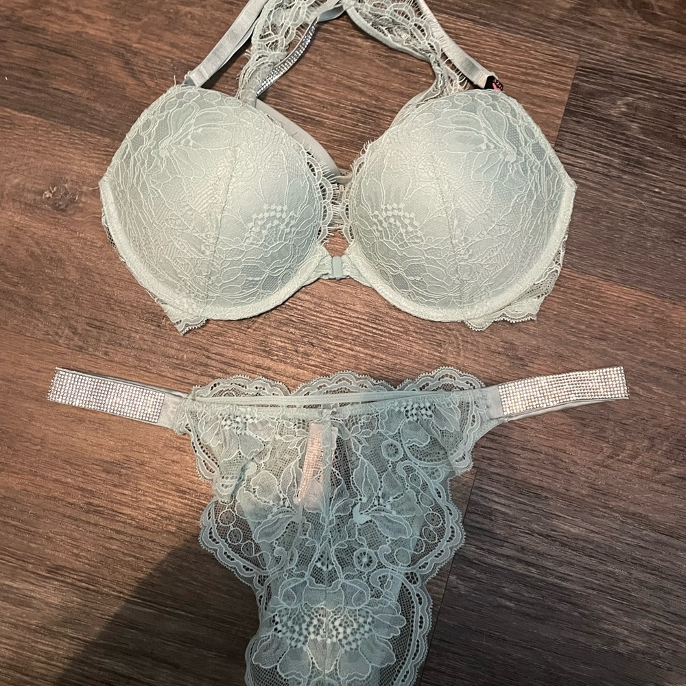 Victoria's Secret Very Sexy Shine Strap Front Close Bra and Panty Set 32D M